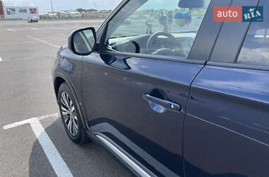 Внедорожник / Кроссовер Mitsubishi Outlander 2019 в 