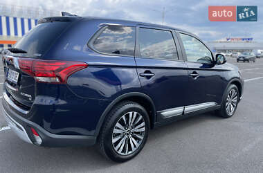 Внедорожник / Кроссовер Mitsubishi Outlander 2019 в 