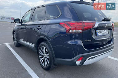 Внедорожник / Кроссовер Mitsubishi Outlander 2019 в 