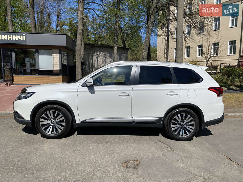 Внедорожник / Кроссовер Mitsubishi Outlander 2019 в Киеве