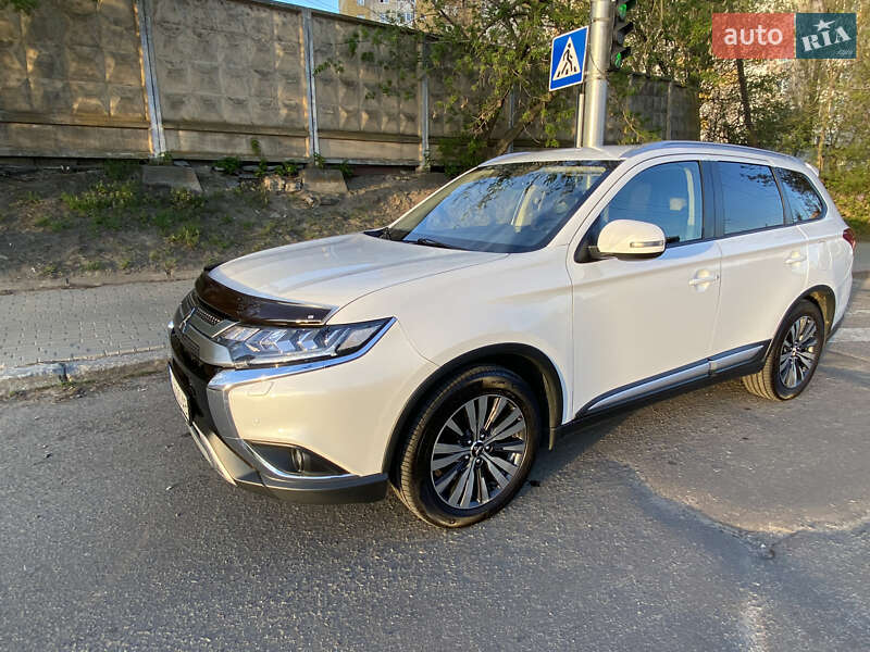 Внедорожник / Кроссовер Mitsubishi Outlander 2019 в Киеве
