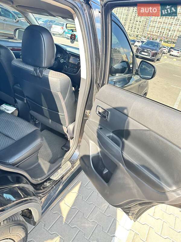 Позашляховик / Кросовер Mitsubishi Outlander 2014 в Києві