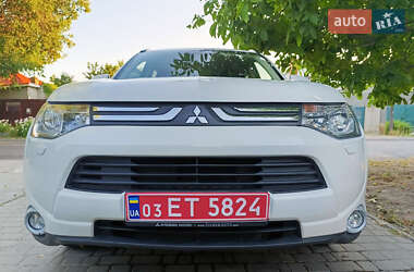 Внедорожник / Кроссовер Mitsubishi Outlander 2013 в 