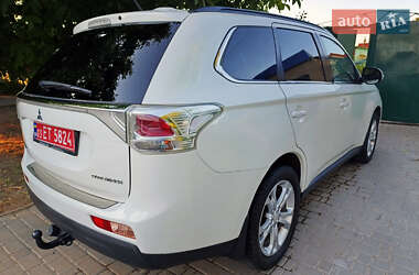 Внедорожник / Кроссовер Mitsubishi Outlander 2013 в 
