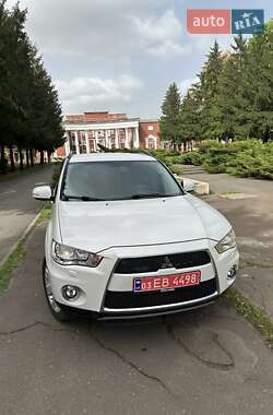 Внедорожник / Кроссовер Mitsubishi Outlander 2011 в 