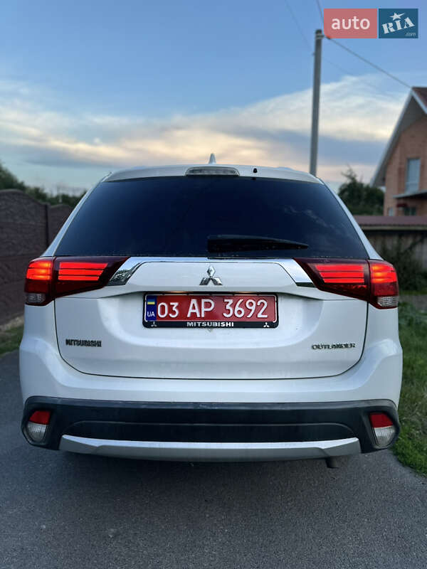 Позашляховик / Кросовер Mitsubishi Outlander 2017 в Рівному