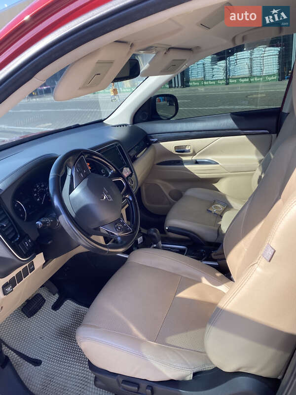 Позашляховик / Кросовер Mitsubishi Outlander 2017 в Первомайську