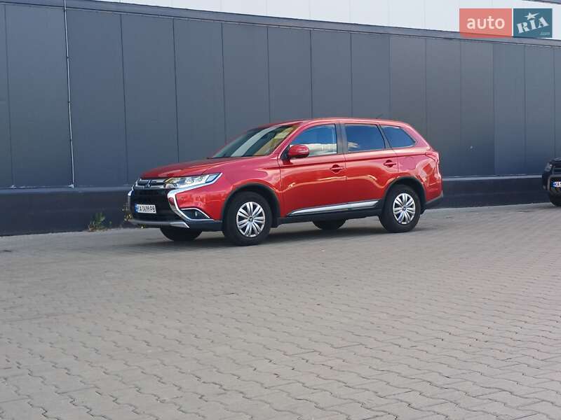 Внедорожник / Кроссовер Mitsubishi Outlander 2015 в Киеве