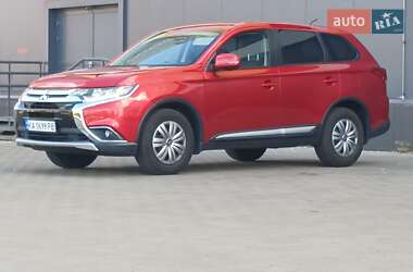 Внедорожник / Кроссовер Mitsubishi Outlander 2015 в 