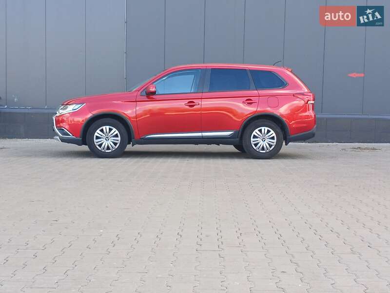 Внедорожник / Кроссовер Mitsubishi Outlander 2015 в Киеве