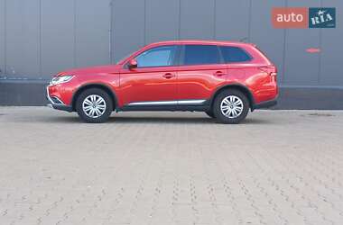 Внедорожник / Кроссовер Mitsubishi Outlander 2015 в 