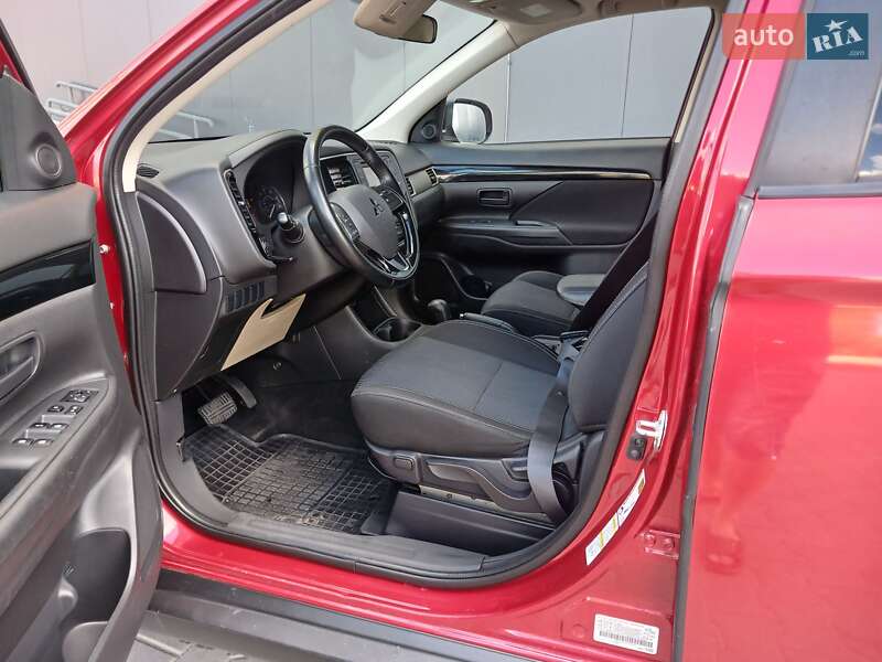 Внедорожник / Кроссовер Mitsubishi Outlander 2015 в Киеве