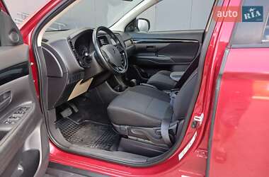 Внедорожник / Кроссовер Mitsubishi Outlander 2015 в 
