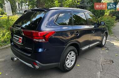 Внедорожник / Кроссовер Mitsubishi Outlander 2016 в 