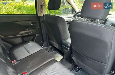 Внедорожник / Кроссовер Mitsubishi Outlander 2016 в 