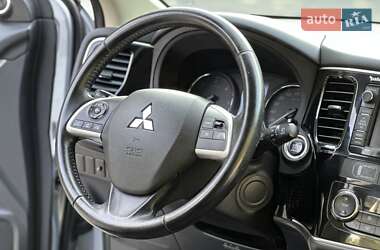 Внедорожник / Кроссовер Mitsubishi Outlander 2015 в 
