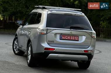 Внедорожник / Кроссовер Mitsubishi Outlander 2015 в 