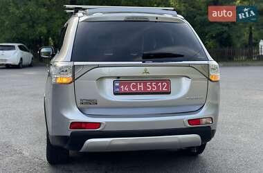 Внедорожник / Кроссовер Mitsubishi Outlander 2015 в 