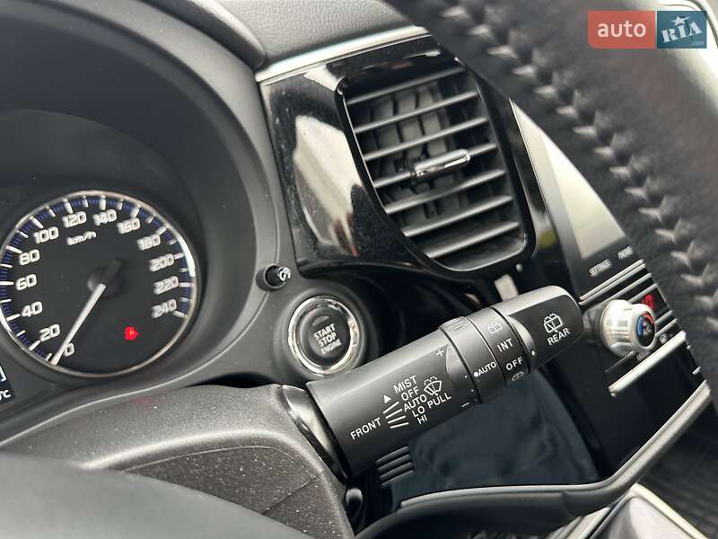 Внедорожник / Кроссовер Mitsubishi Outlander 2020 в Киеве