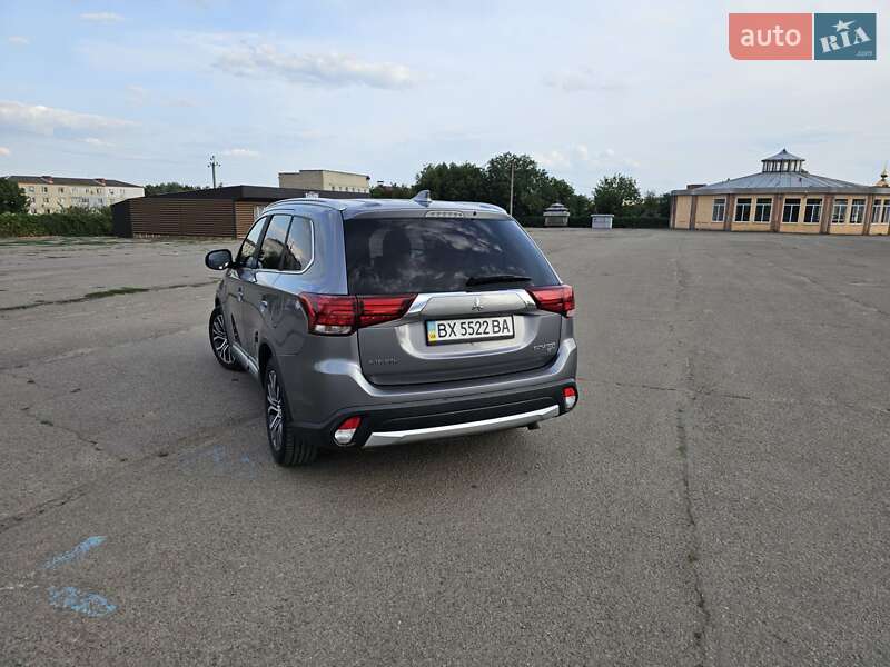 Внедорожник / Кроссовер Mitsubishi Outlander 2017 в Тростянце