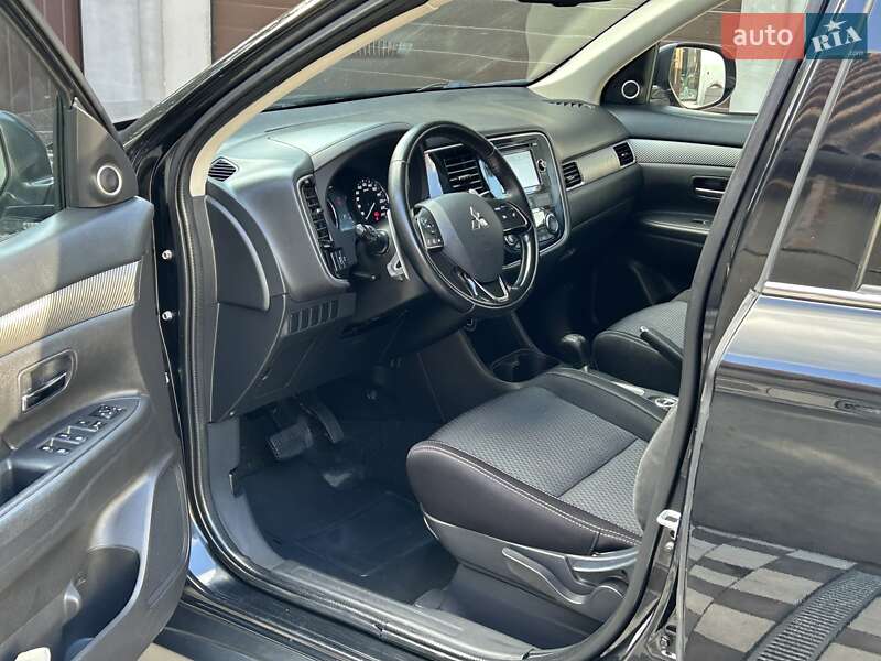 Внедорожник / Кроссовер Mitsubishi Outlander 2015 в Ровно