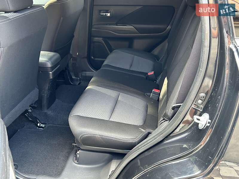 Внедорожник / Кроссовер Mitsubishi Outlander 2015 в Ровно