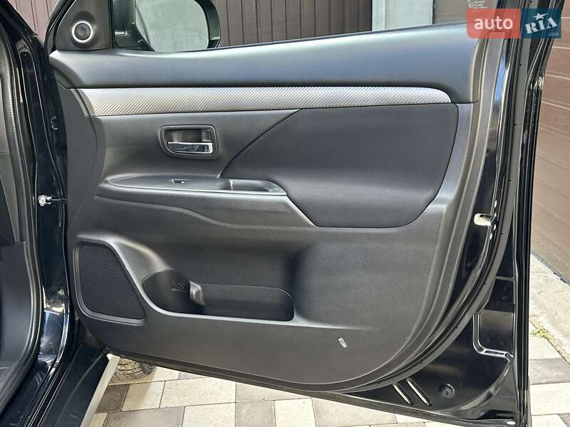 Внедорожник / Кроссовер Mitsubishi Outlander 2015 в Ровно