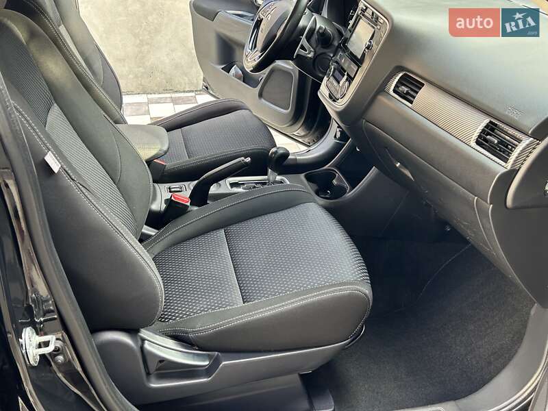 Внедорожник / Кроссовер Mitsubishi Outlander 2015 в Ровно
