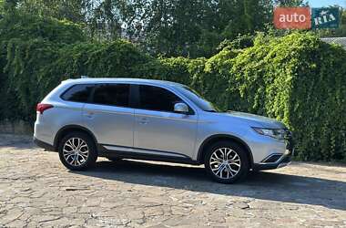 Внедорожник / Кроссовер Mitsubishi Outlander 2017 в 