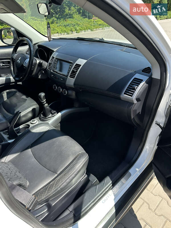 Внедорожник / Кроссовер Mitsubishi Outlander 2011 в Дубно