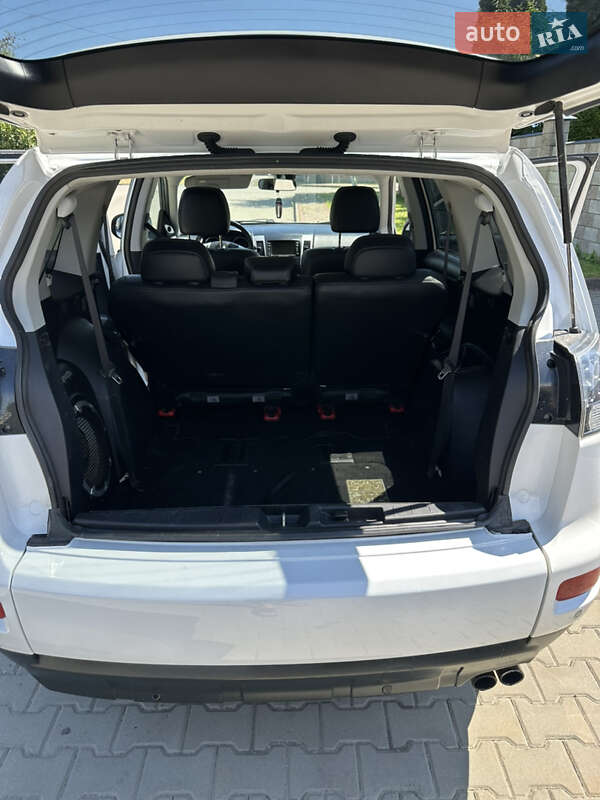 Внедорожник / Кроссовер Mitsubishi Outlander 2011 в Дубно