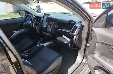Внедорожник / Кроссовер Mitsubishi Outlander 2010 в 