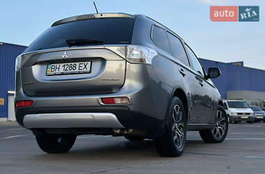 Внедорожник / Кроссовер Mitsubishi Outlander 2014 в 