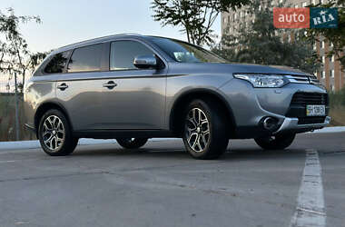 Внедорожник / Кроссовер Mitsubishi Outlander 2014 в 