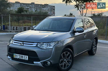 Внедорожник / Кроссовер Mitsubishi Outlander 2014 в 