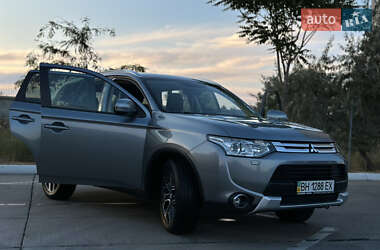 Внедорожник / Кроссовер Mitsubishi Outlander 2014 в 