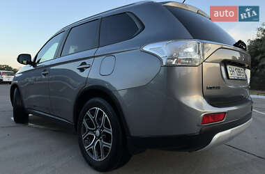 Внедорожник / Кроссовер Mitsubishi Outlander 2014 в 