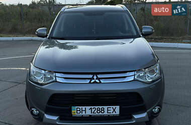 Внедорожник / Кроссовер Mitsubishi Outlander 2014 в 