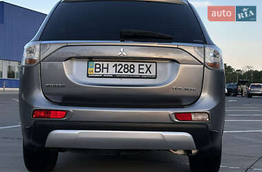 Внедорожник / Кроссовер Mitsubishi Outlander 2014 в 