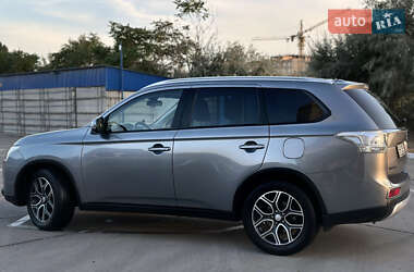 Внедорожник / Кроссовер Mitsubishi Outlander 2014 в 