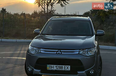 Внедорожник / Кроссовер Mitsubishi Outlander 2014 в 