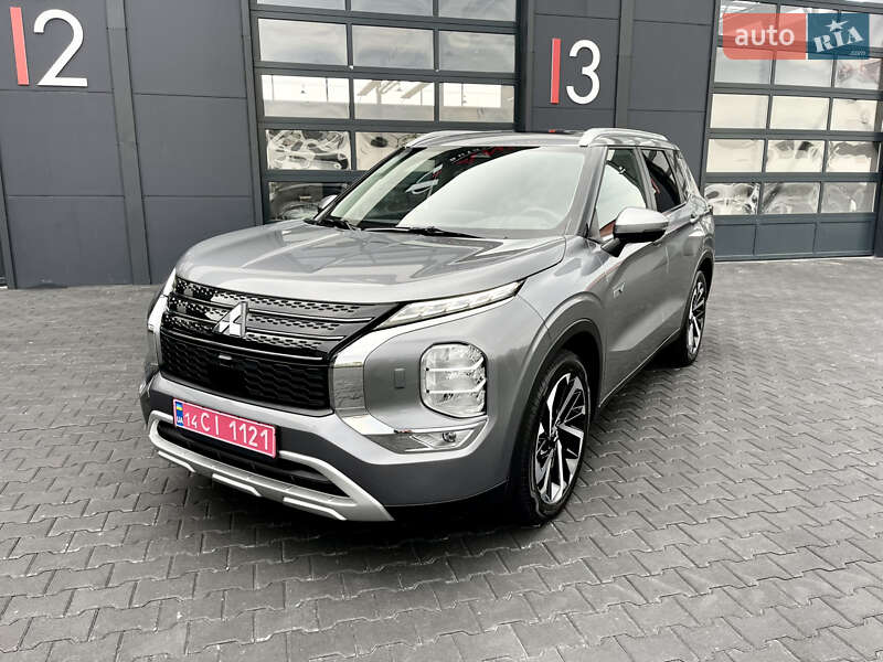 Внедорожник / Кроссовер Mitsubishi Outlander 2023 в Львове