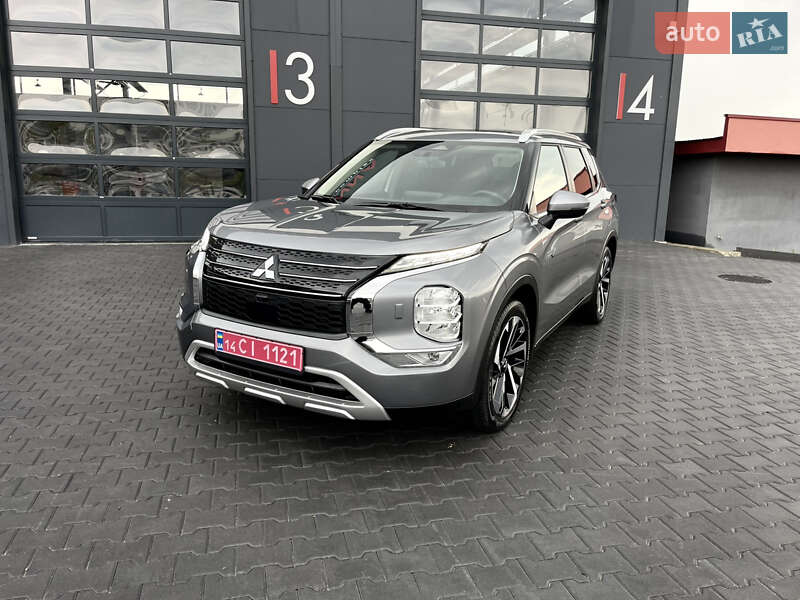 Внедорожник / Кроссовер Mitsubishi Outlander 2023 в Львове