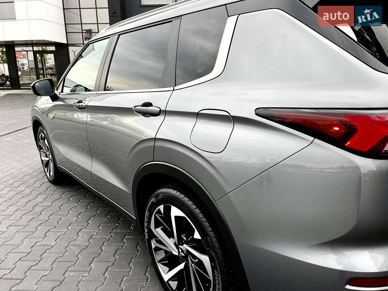 Внедорожник / Кроссовер Mitsubishi Outlander 2023 в Львове
