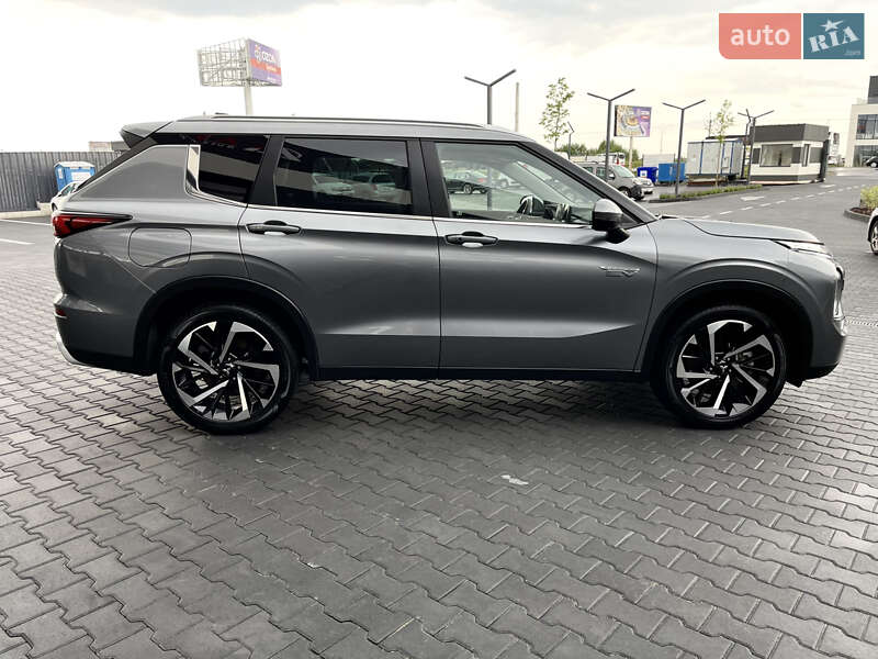 Внедорожник / Кроссовер Mitsubishi Outlander 2023 в Львове