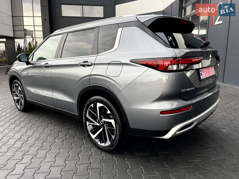 Внедорожник / Кроссовер Mitsubishi Outlander 2023 в Львове