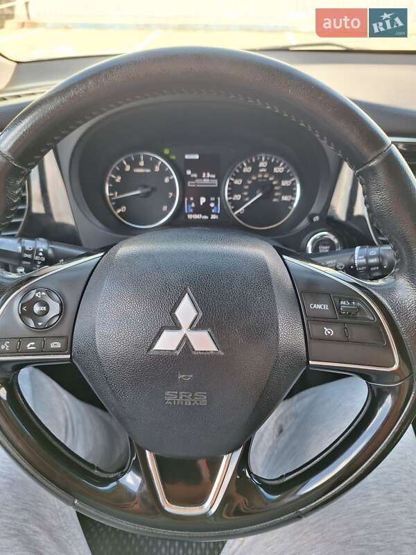 Внедорожник / Кроссовер Mitsubishi Outlander 2016 в Черновцах