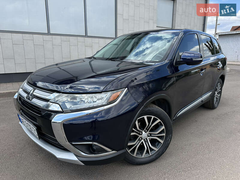 Внедорожник / Кроссовер Mitsubishi Outlander 2016 в 