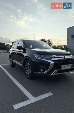 Внедорожник / Кроссовер Mitsubishi Outlander 2018 в 