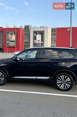 Внедорожник / Кроссовер Mitsubishi Outlander 2018 в 